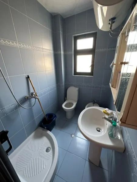 Tirane, jepet me qera apartament 1+1 Kati 4, 40 m² 400 € (Ali Demi)