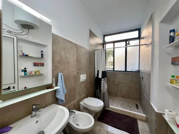 Durres, shitet shtepi 5+1+Ballkon Kati 2, 490 m² 750.000 € (Shkembi i Kavajës, Durrës.)