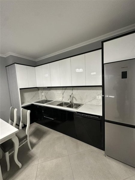 Tirane, jepet me qera apartament 2+1 Kati 8, 110 m² 600 € (astir)