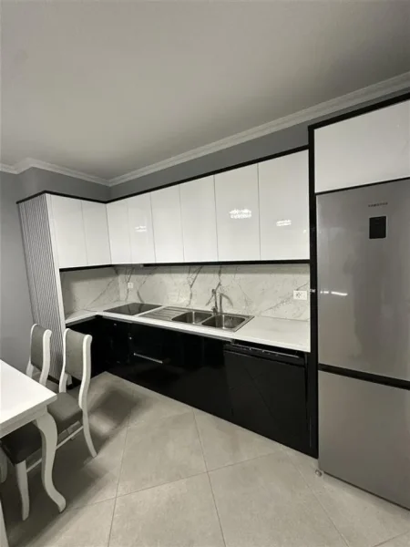 Tirane, jepet me qera apartament 2+1 Kati 8, 110 m² 600 € (astir)