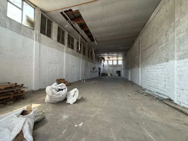 Tirane, jepet me qera magazine Kati 0, 550 m² 1.800 € (KOMBINAT)