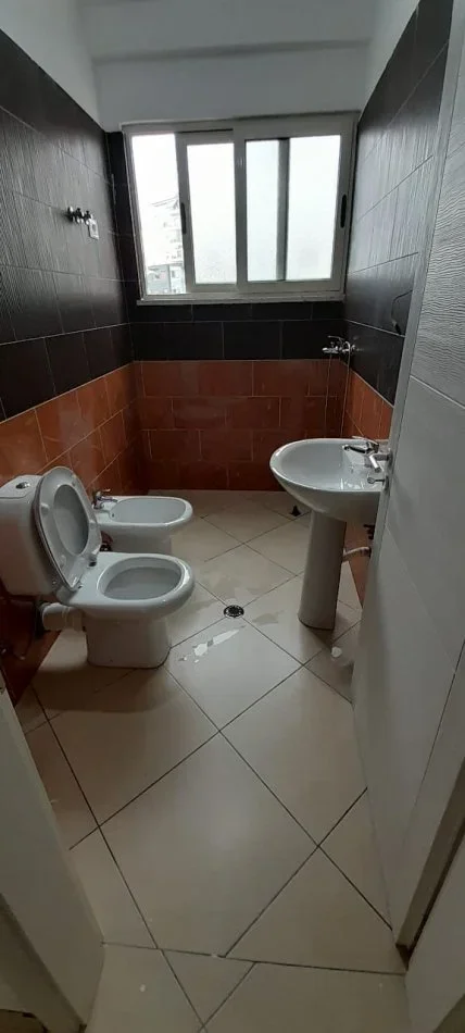 Tirane, jepet me qera apartament 2+2+3Ballkon Kati 3, 118 m² 400 € (fresku)