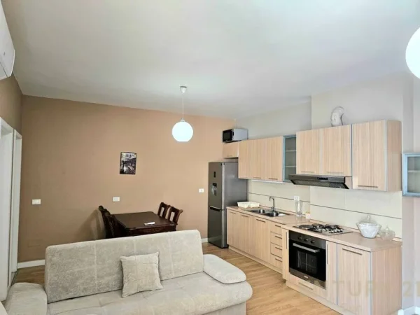 Tirane, jepet me qera apartament 1+1 , 600 € 