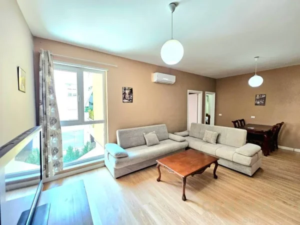 Tirane, jepet me qera apartament 1+1 , 600 € 