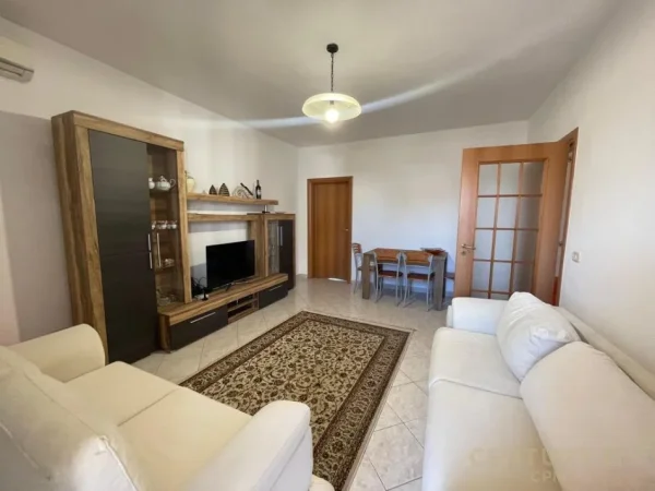 Tirane, jepet me qera apartament 2+1+Ballkon Kati 4, 103 m² 750 € 