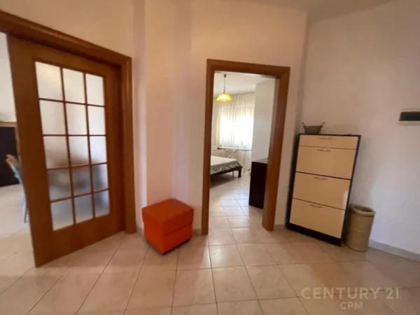 Tirane, jepet me qera apartament 2+1+Ballkon Kati 4, 103 m² 750 € 