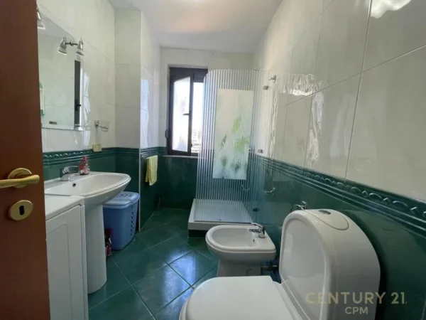 Tirane, jepet me qera apartament 2+1+Ballkon Kati 4, 103 m² 750 € 