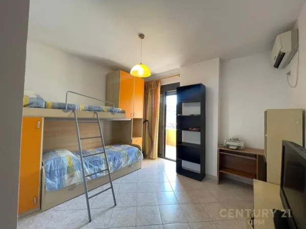Tirane, jepet me qera apartament 2+1+Ballkon Kati 4, 103 m² 750 € 