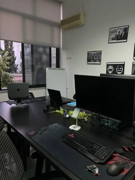 Tirane, shitet interiori + zyre me qera 300 euro, Kati 2, 31 m²