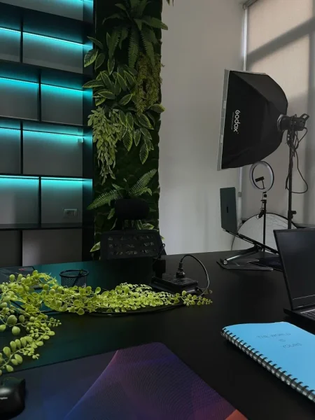 Tirane, shitet interiori + zyre me qera 300 euro, Kati 2, 31 m²