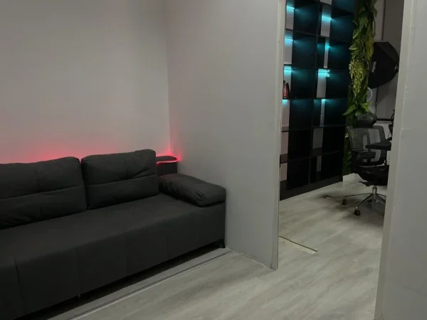 Tirane, shitet interiori + zyre me qera 300 euro, Kati 2, 31 m²