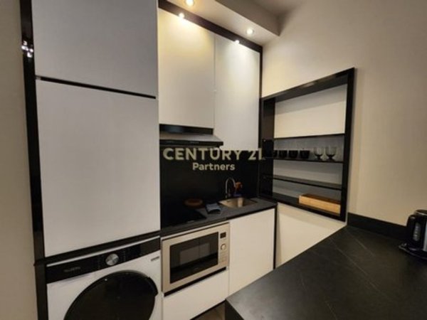 Tirane, jepet me qera apartament 1+1 Kati 4, 105 m² 700 € (Kopshti zologjik)