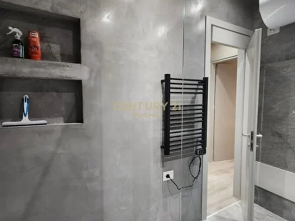 Tirane, jepet me qera apartament 1+1 Kati 4, 105 m² 700 € (Kopshti zologjik)