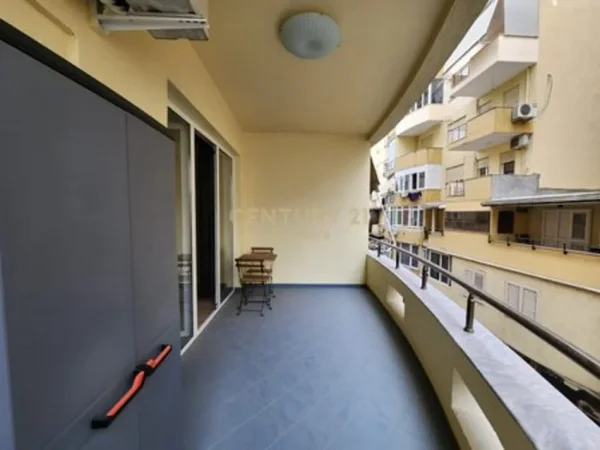 Tirane, jepet me qera apartament 1+1 Kati 2, 102 m² 650 € 
