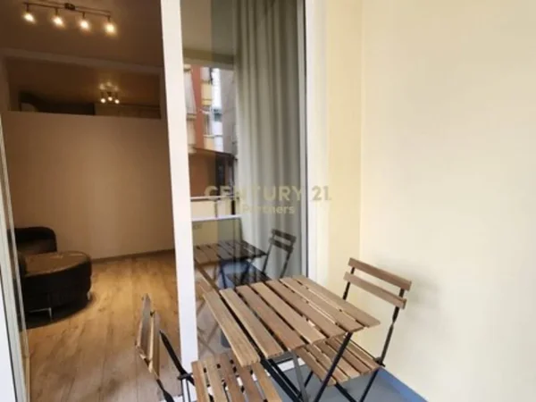 Tirane, jepet me qera apartament 1+1 Kati 2, 102 m² 650 € 