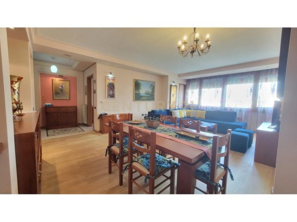 Tirane, jepet me qera apartament 3+1+Ballkon Kati 5, 160 m² 1.000 € (Rruga e Elbasanit)