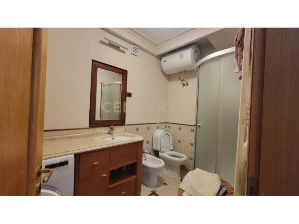 Tirane, jepet me qera apartament 3+1+Ballkon Kati 5, 160 m² 1.000 € (Rruga e Elbasanit)