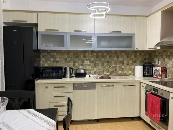Tirane, jepet me qera apartament 3+1 Kati 4, 80 m² 800 € 