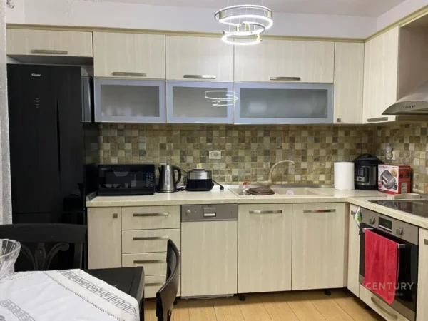 Tirane, jepet me qera apartament 3+1 Kati 4, 80 m² 800 € 