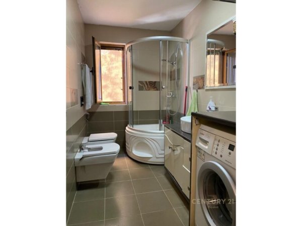 Tirane, jepet me qera apartament 3+1 Kati 4, 80 m² 800 € 