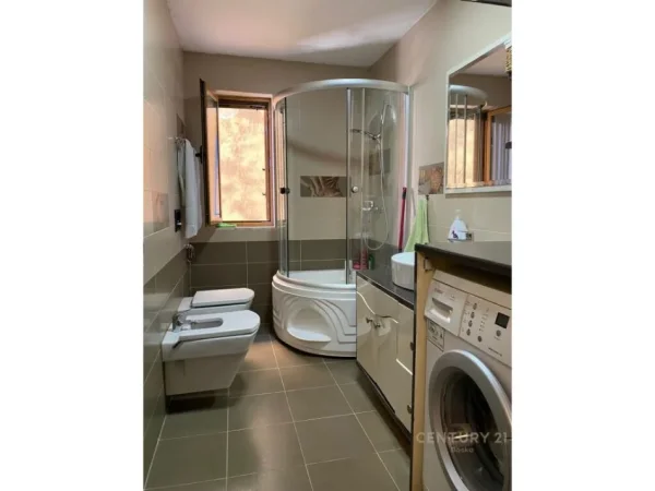 Tirane, jepet me qera apartament 3+1 Kati 4, 80 m² 800 € 