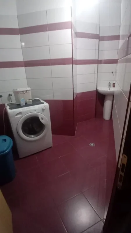 Tirane, jepet me qera apartament 2+1+Ballkon Kati 2, 160 m² 500 € (Yzberisht prane Big Market Bulevard)
