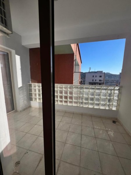 Tirane, jepet me qera apartament 1+1+Ballkon Kati 7, 65 m² 400 € 