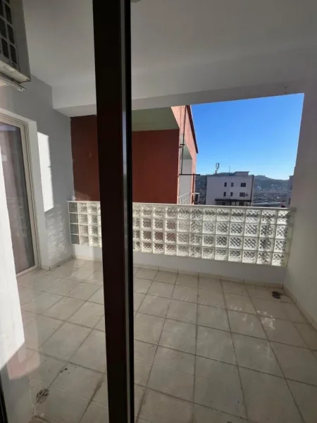 Tirane, jepet me qera apartament 1+1+Ballkon Kati 7, 65 m² 400 € 