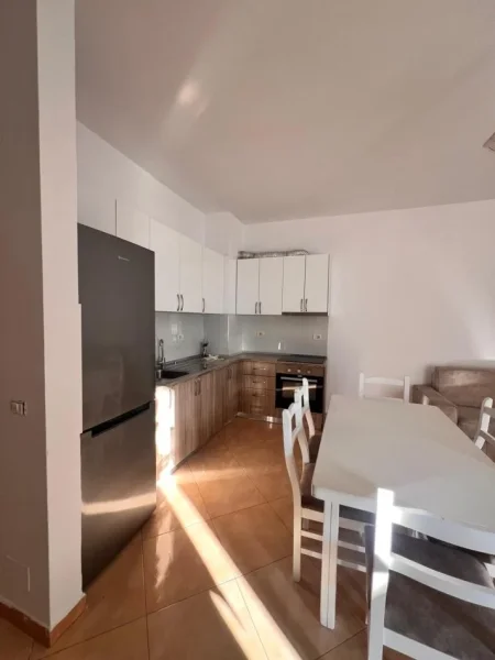 Tirane, jepet me qera apartament 1+1+Ballkon Kati 7, 65 m² 400 € 