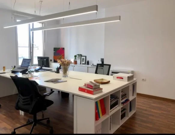 Tirane, jepet me qera zyre Kati 4, 57 m² 1.000 € (Rruga Themistokli Gërmenji)