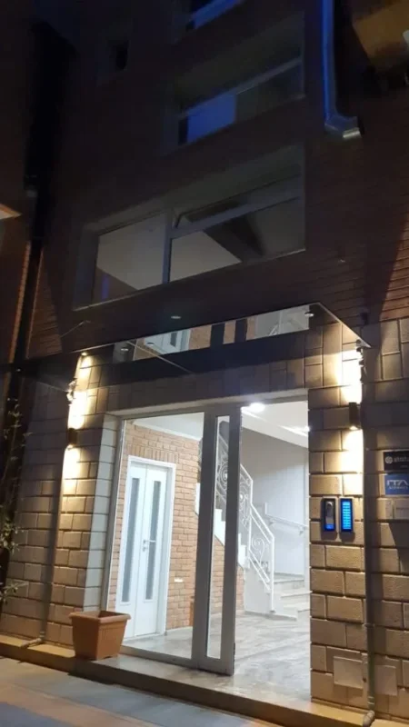 Tirane, jepet me qera zyre Kati 4, 57 m² 1.000 € (Rruga Themistokli Gërmenji)