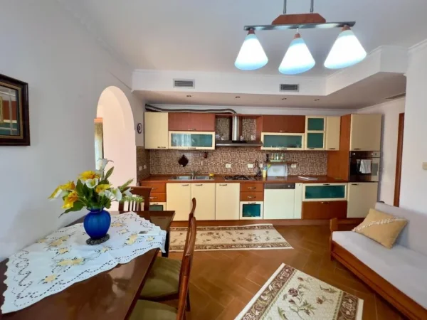 Tirane, jepet me qera apartament 2+1+Ballkon Kati 4, 146 m² 800 € (bulevardi zhan dark)