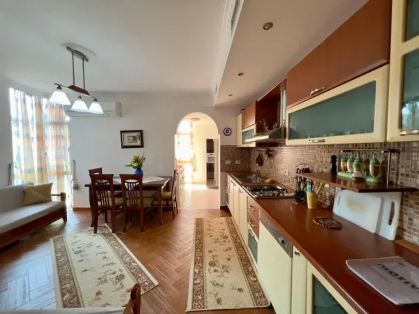 Tirane, jepet me qera apartament 2+1+Ballkon Kati 4, 146 m² 800 € (bulevardi zhan dark)