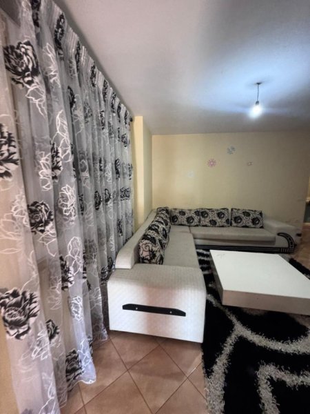 Tirane, jepet me qera apartament 2+1+Ballkon Kati 5, 85 m² 300 € (Misto mame , prane alb market ne rruge kryesore)