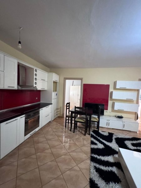 Tirane, jepet me qera apartament 2+1+Ballkon Kati 5, 85 m² 300 € (Misto mame , prane alb market ne rruge kryesore)