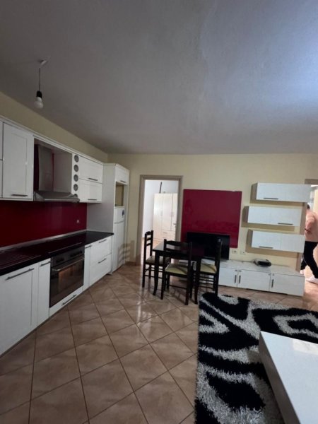 Tirane, jepet me qera apartament 2+1+Ballkon Kati 5, 85 m² 300 € (Misto mame , prane alb market ne rruge kryesore)
