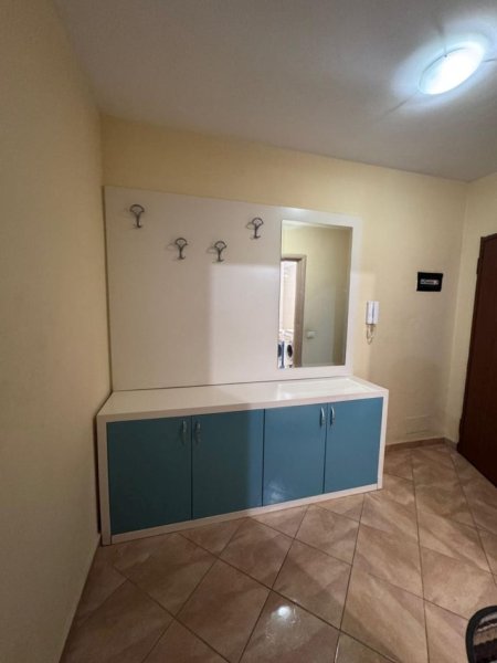 Tirane, jepet me qera apartament 2+1+Ballkon Kati 5, 85 m² 300 € (Misto mame , prane alb market ne rruge kryesore)