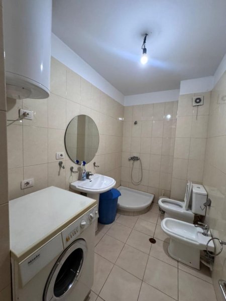 Tirane, jepet me qera apartament 2+1+Ballkon Kati 5, 85 m² 300 € (Misto mame , prane alb market ne rruge kryesore)