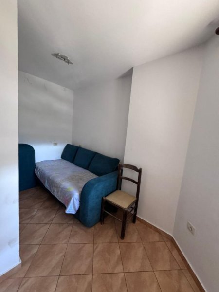 Tirane, jepet me qera apartament 2+1+Ballkon Kati 5, 85 m² 300 € (Misto mame , prane alb market ne rruge kryesore)