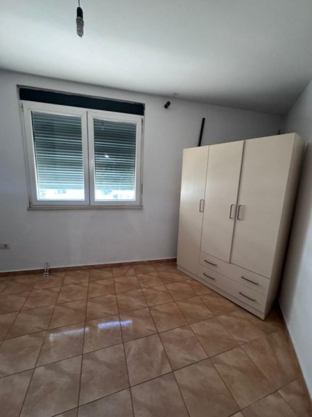 Tirane, jepet me qera apartament 2+1+Ballkon Kati 5, 85 m² 300 € (Misto mame , prane alb market ne rruge kryesore)