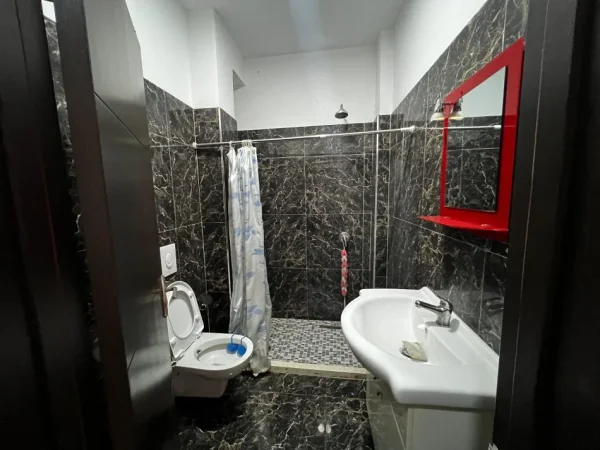 Tirane, jepet me qera apartament 1+1 Kati 1, 65 m² 500 € (Te Karburant Kastrati)