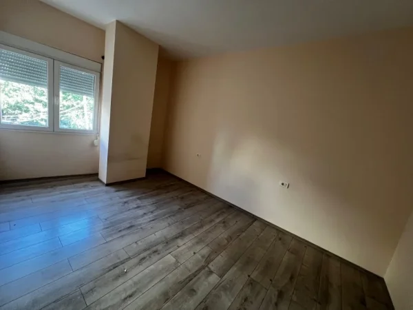 Tirane, jepet me qera apartament 2+1+Ballkon Kati 2, 130 m² 1.000 € (Te Karburant Kastrati)