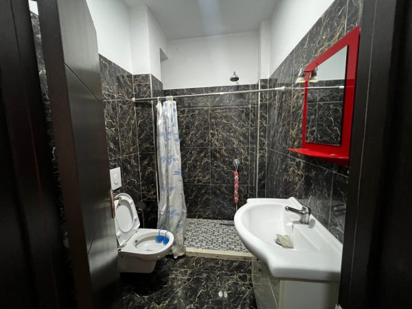 Tirane, jepet me qera apartament 2+1+Ballkon Kati 2, 130 m² 1.000 € (Te Karburant Kastrati)