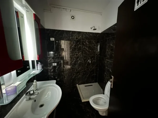 Tirane, jepet me qera apartament 2+1+Ballkon Kati 2, 130 m² 1.000 € (Te Karburant Kastrati)