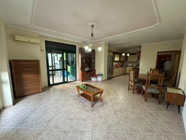 Tirane, jepet me qera zyre Kati 3, 110 m² 1.100 € (ish ekspozita)