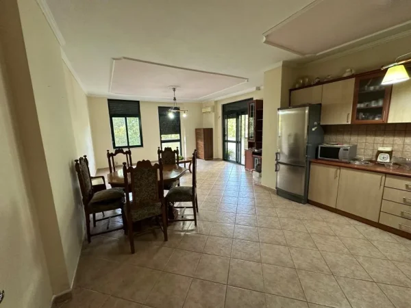 Tirane, jepet me qera zyre Kati 3, 110 m² 1.100 € (ish ekspozita)
