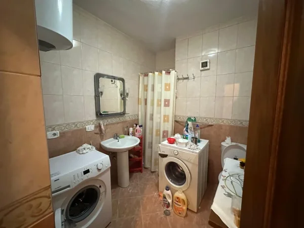 Tirane, jepet me qera zyre Kati 3, 110 m² 1.100 € (ish ekspozita)