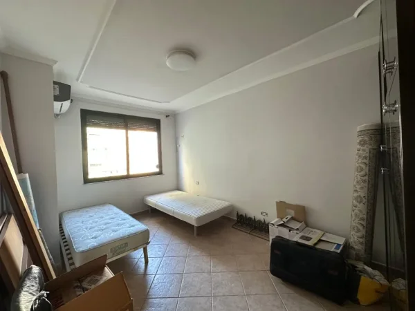 Tirane, jepet me qera zyre Kati 3, 110 m² 1.100 € (ish ekspozita)