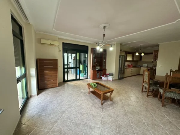 Tirane, jepet me qera zyre Kati 3, 110 m² 1.100 € (ish ekspozita)