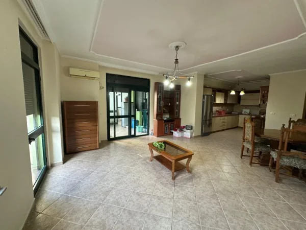 Tirane, jepet me qera zyre Kati 3, 110 m² 1.100 € (ish ekspozita)